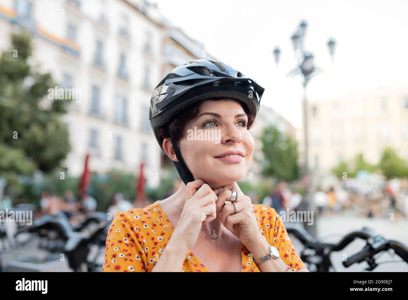 Woman cycling helmet city hi-res stock photography and images - Alamy