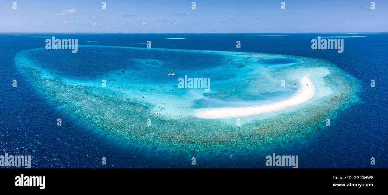 Sandy Islets Maldives, Aerial view of small sandy islet off coast of Indian Ocean in ...