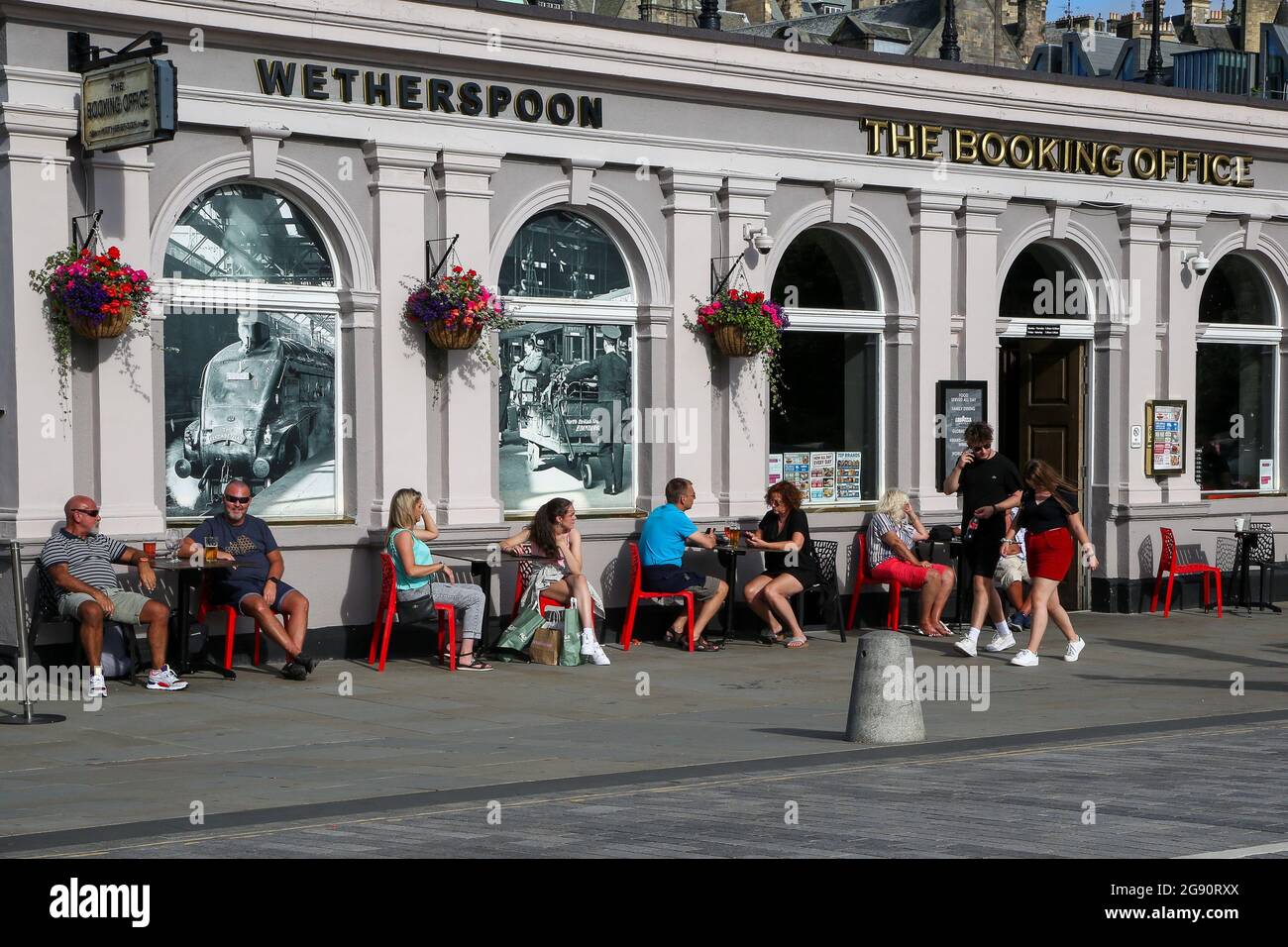Pub users outside a branch of Weatherspoon pub in  Edinburgh, Scotland. Stock Photo