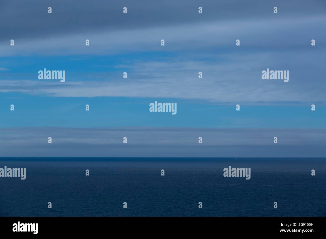 Cielo azul y océano atlántico en Baiona. Cielo y mar. Stock Photo