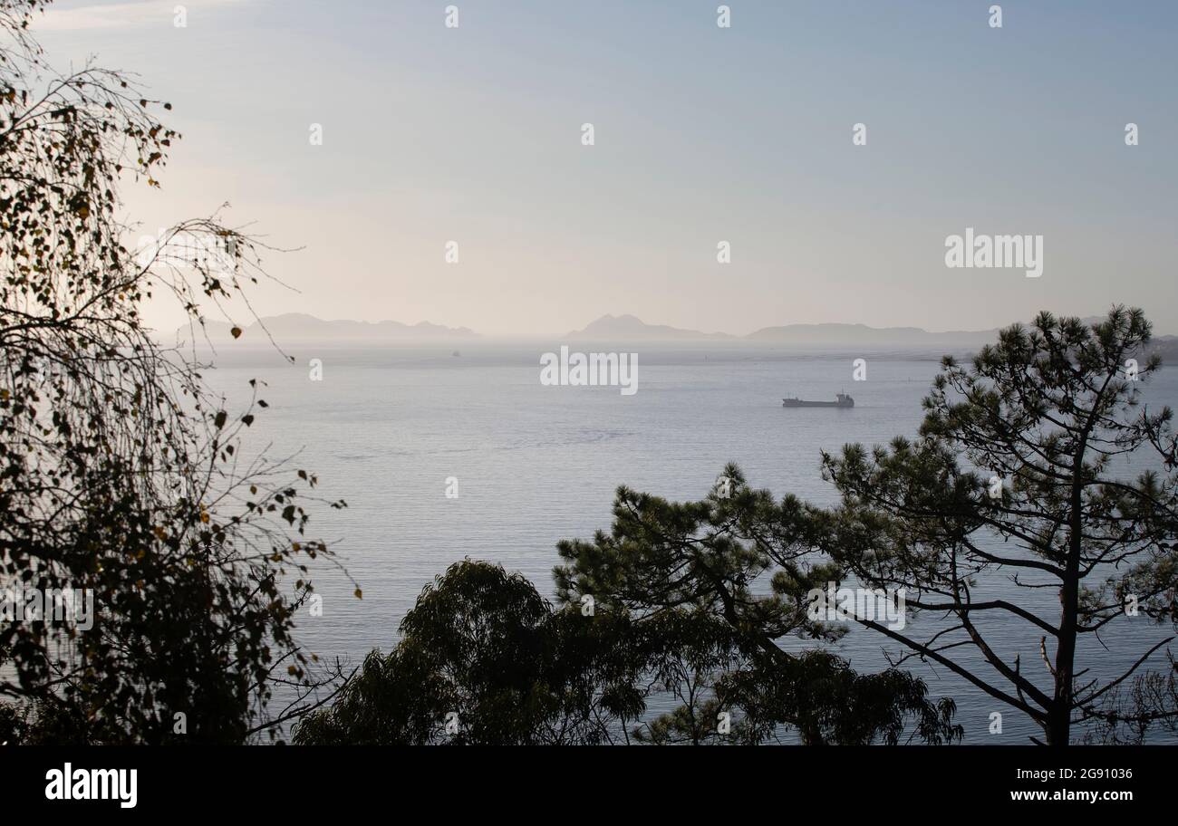 Ría de Vigo e Islas Cíes desde el mirador de la Guía en Vigo. Stock Photo