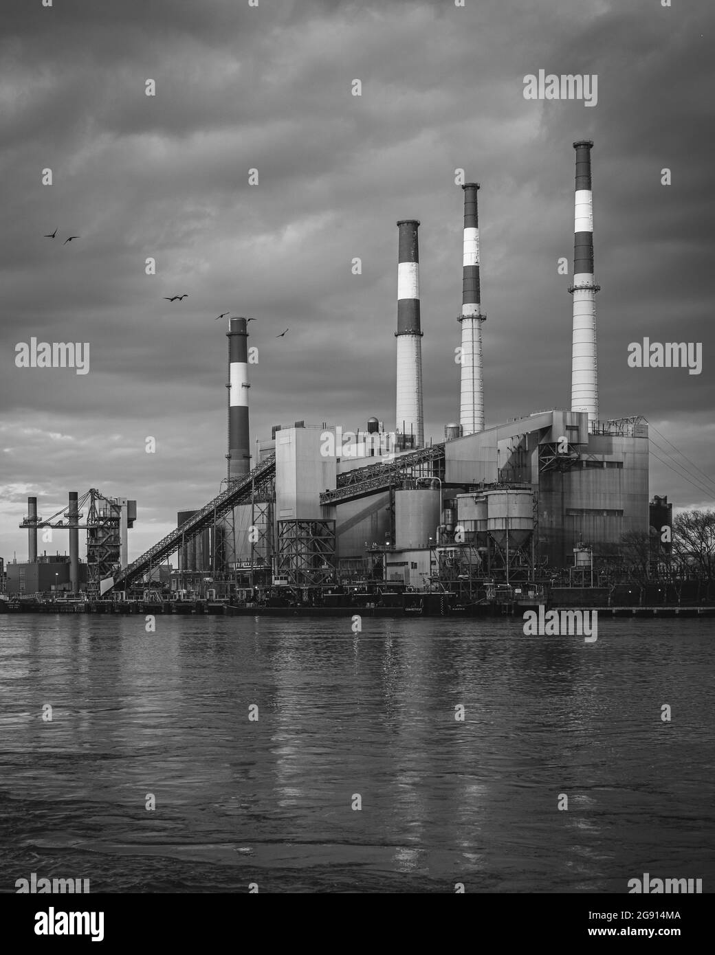 VIew of Ravenswood Generating Station, from Roosevelt Island, New York ...