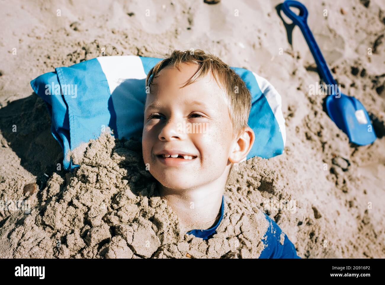 Kid sand buried hires stock photography and images Alamy
