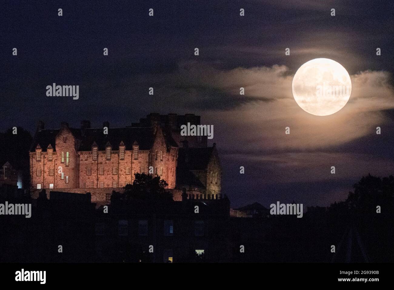 The Full Moon Rises Behind Edinburgh Castle The July Full Moon Otherwise Known As The Thunder Moon Is Synonymous With Summer Storms Picture Date Friday July 23 21 Stock Photo Alamy The Full Moon Rises Behind Edinburgh Castle The July Full Moon Otherwise Known As The Thunder Moon Is Synonymous With Summer Storms Picture Date Friday July 23 21 Stock Photo Alamy