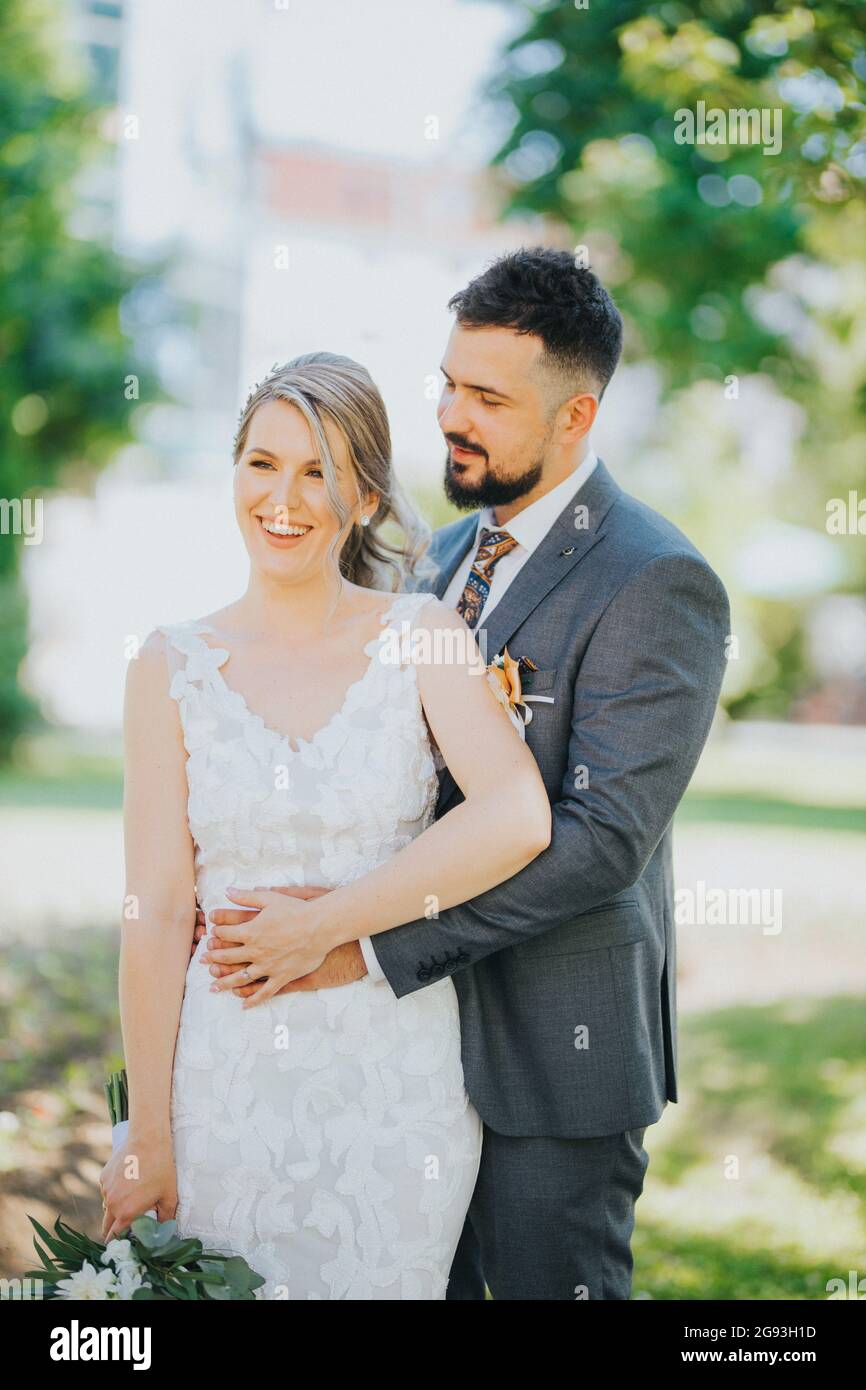 Wedding couple in a park posing in a park hi-res stock photography and ...