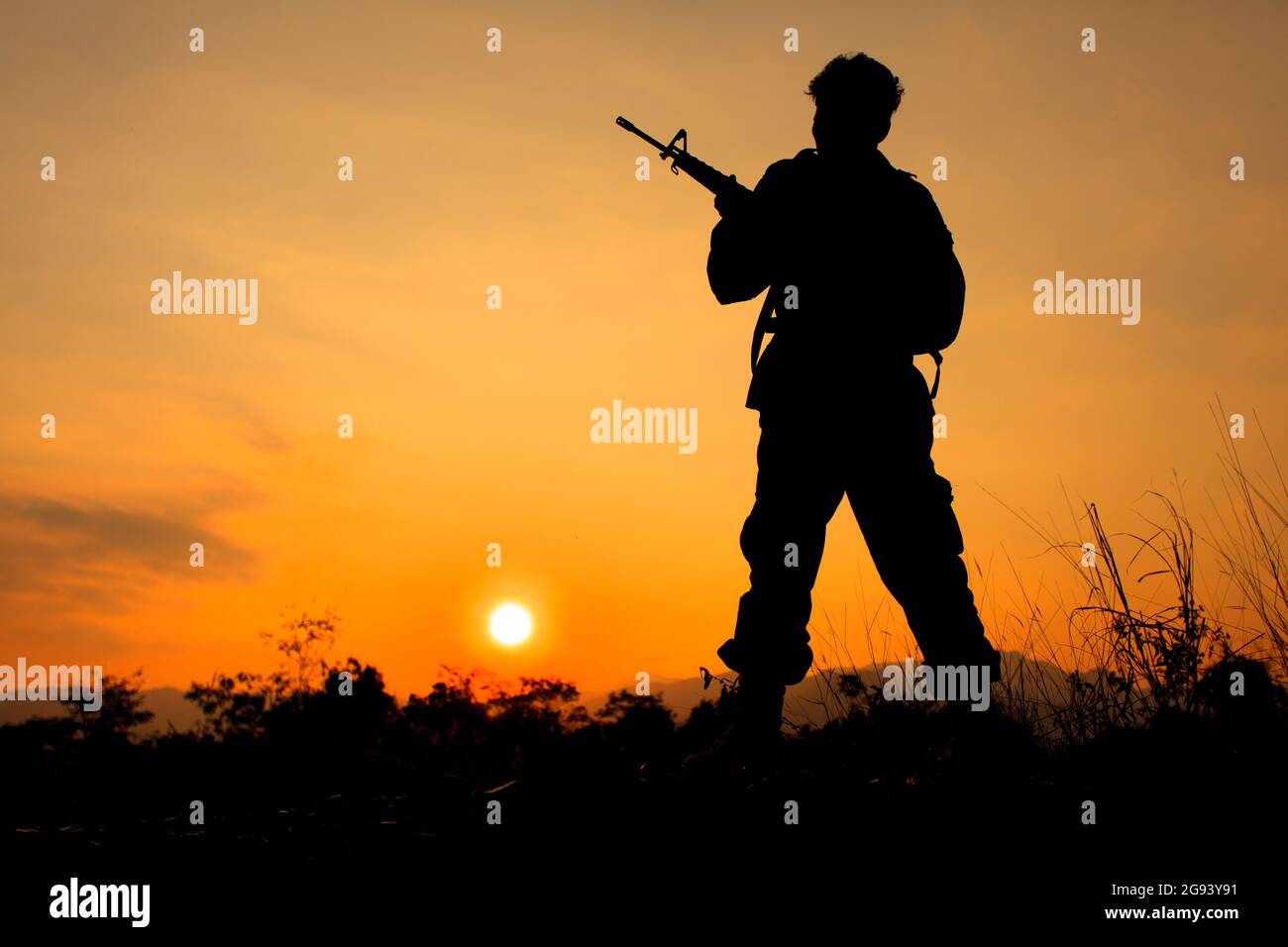 Silhouette shot of soldier holding gun Stock Photo - Alamy