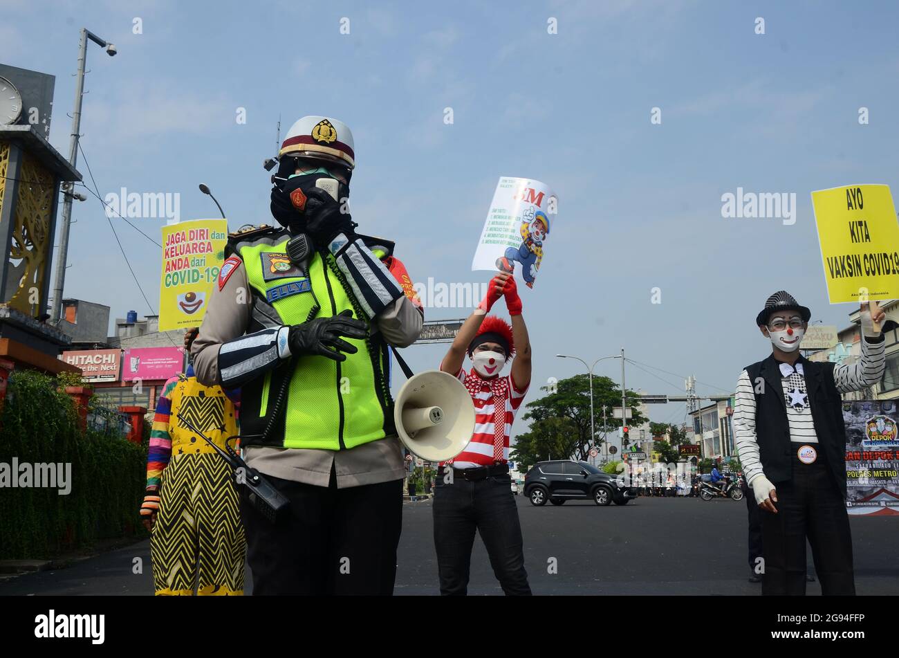 Depok Indonesia 24th July 2021 Aku Badut Indonesia Community Along With Depok Police West Java Urge People Who Passes By To Always Use A Mask And Remind Them How Important To Get<script async src=
