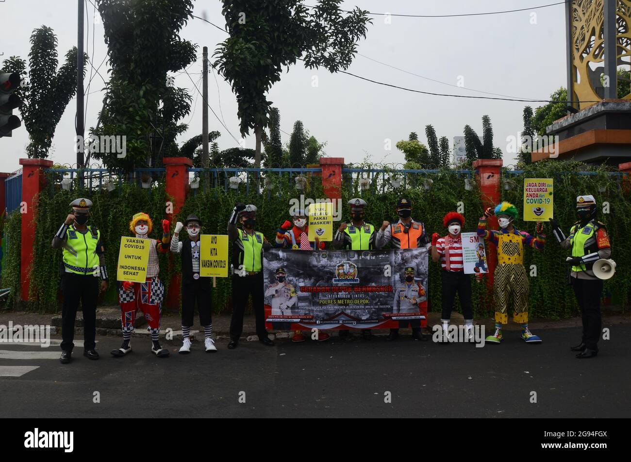 Depok Indonesia 24th July 2021 Aku Badut Indonesia Community Along With Depok Police West Java Urge People Who Passes By To Always Use A Mask And Remind Them How Important To Get<script async src=
