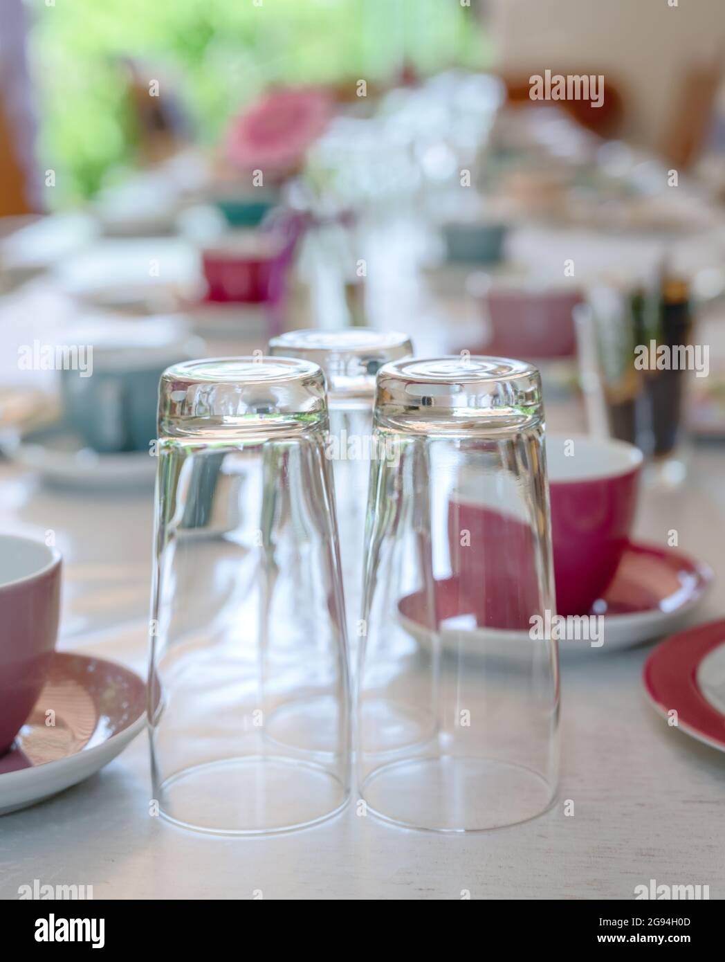 Decorated table setting for a birthday party Stock Photo Alamy