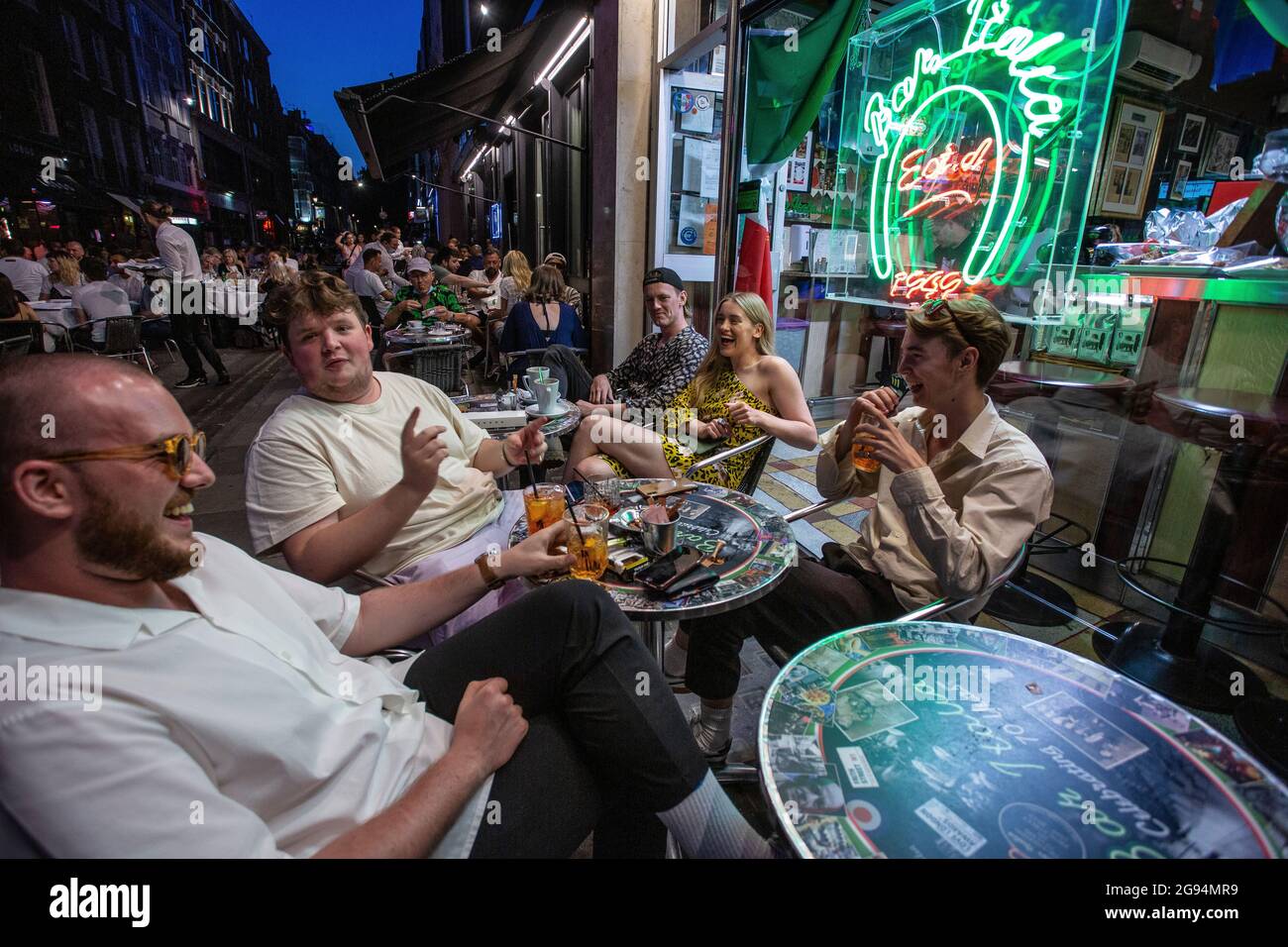 Group of friends sitting at bar hi-res stock photography and images - Alamy