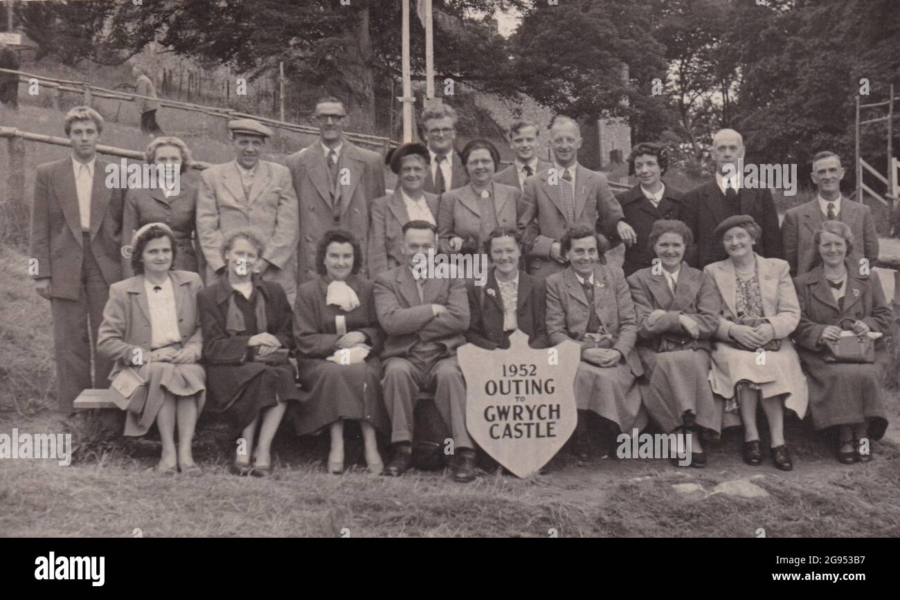 Vintage black and white photo of 1952 Outing to Gwrych Castle - Possibly Works Day Trip?? Stock Photo