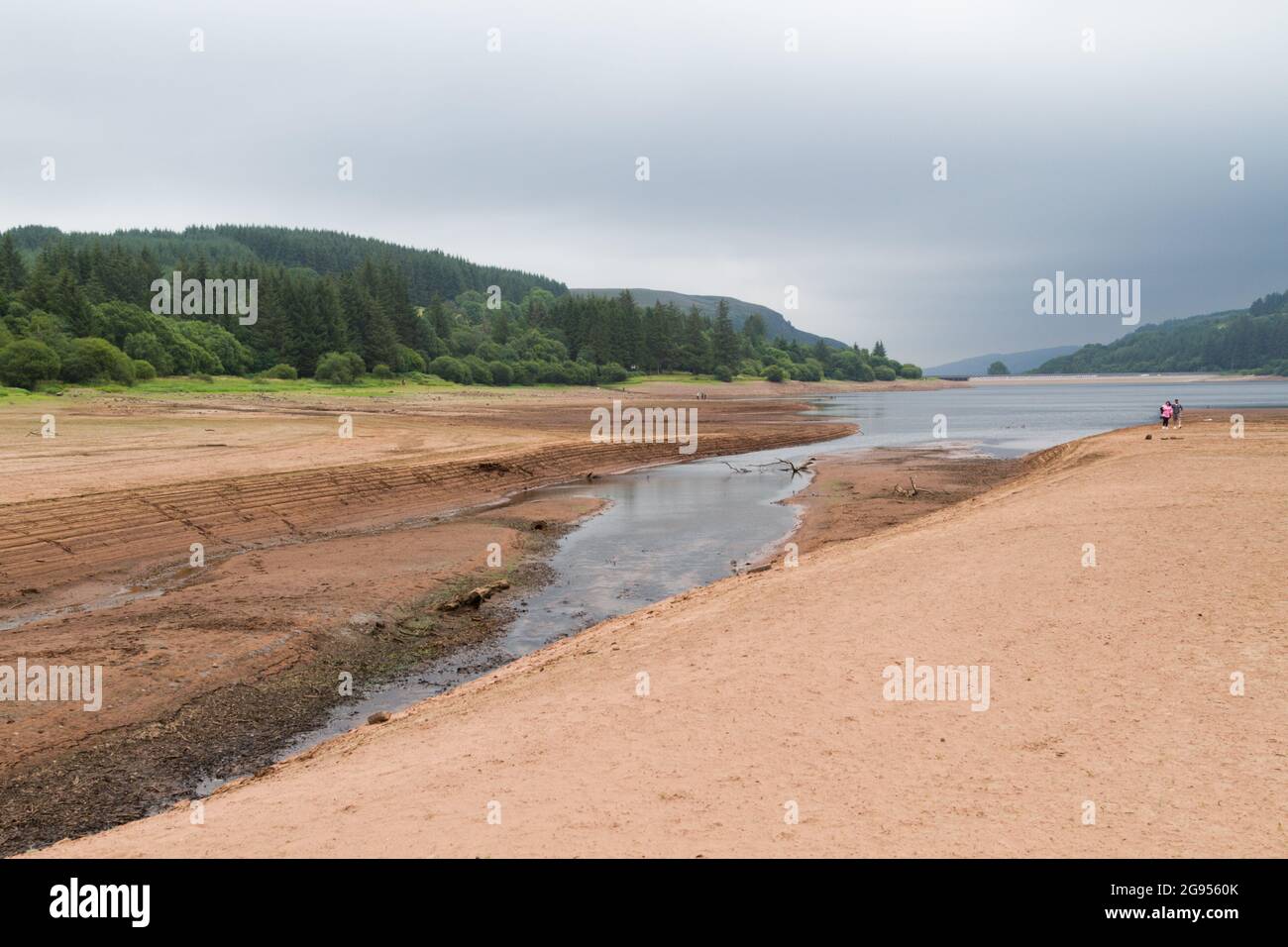 UK weather: Llwyn Onn reservoir, Merthyr Tydfil, South Wales.  24 July 2021.  Water levels continue to deplete after the heatwave.  Credit: Andrew Bartlett/Alamy Live News. Stock Photo