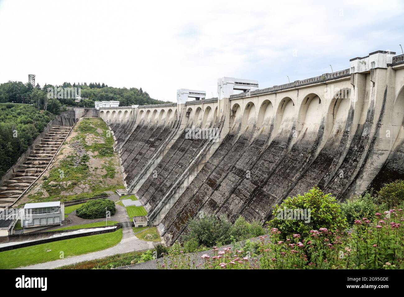 In illustration the dam of the Vesdre (Eupen), contents of the dam 25  million m3, height 63 meters, length 410 meters, the area of the lake is  136 hectares and construction began