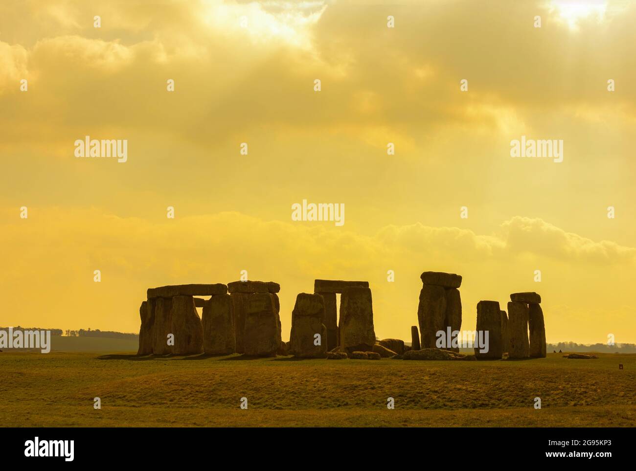 A silhouette of the Stonehenge Stock Photo - Alamy