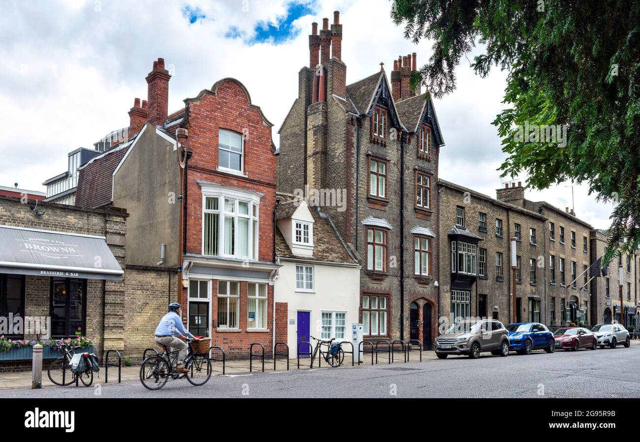 CAMBRIDGE ENGLAND CONTRASTS IN HOUSE ARCHITECTURE TRUMPINGTON STREET