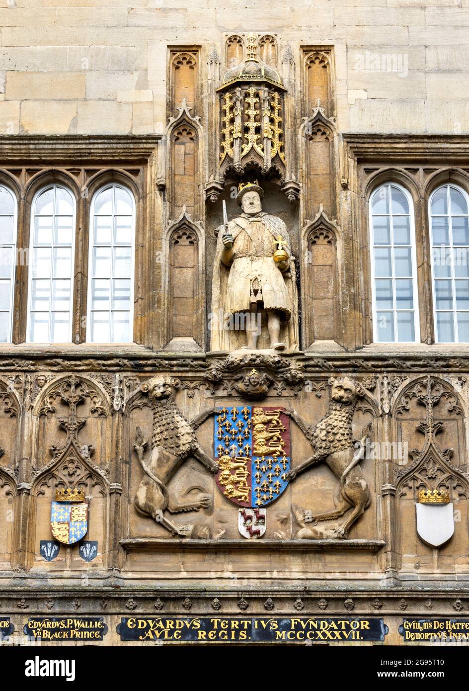 CAMBRIDGE ENGLAND STATUE OF THE TUDOR KING HENRY VIII ABOVE THE GREAT