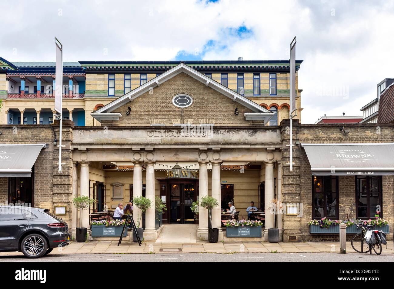 CAMBRIDGE ENGLAND STONE PORTICO OUTPATIENTS ENTRANCE TO OLD ADDENBROOKES HOSPITAL NOW BROWNS BAR Stock Photo