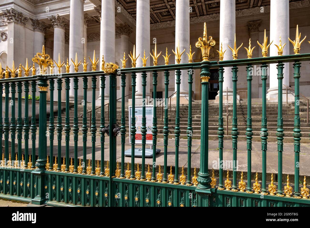 CAMBRIDGE ENGLAND TRUMPINGTON STREET GREEN AND GOLD GILDED RAILINGS OUTSIDE THE MAIN ENTRANCE TO FITZWILLIAM MUSEUM Stock Photo