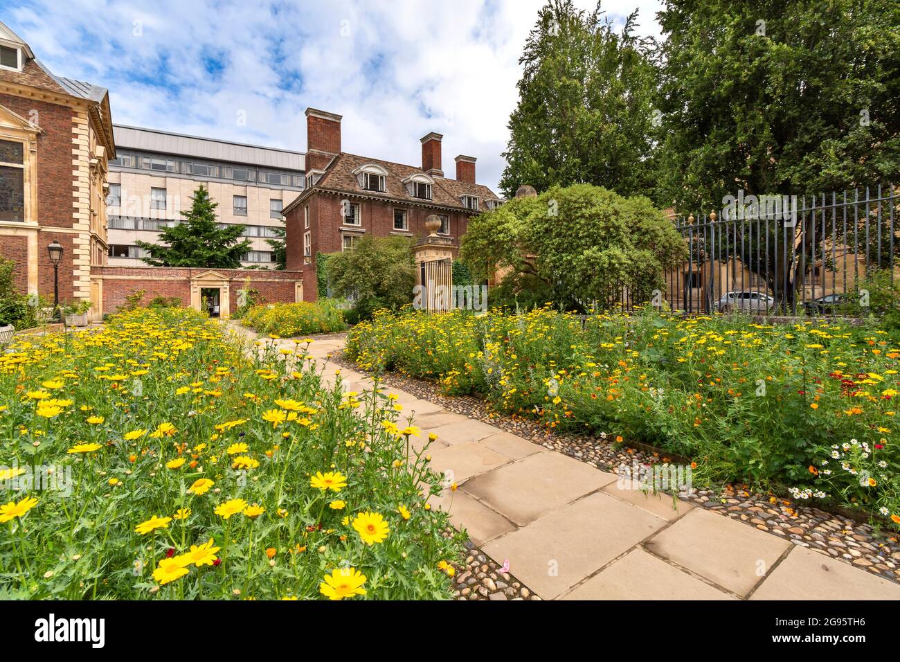 CAMBRIDGE ENGLAND TRUMPINGTON STREET ST CATHARINE'S COLLEGE VERY COLOURFUL FLOWER BEDS IN SUMMER Stock Photo