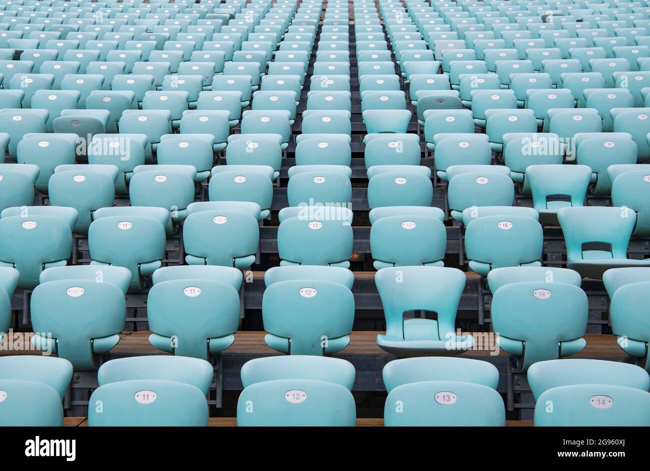 Empty theatre stage hi-res stock photography and images - Alamy