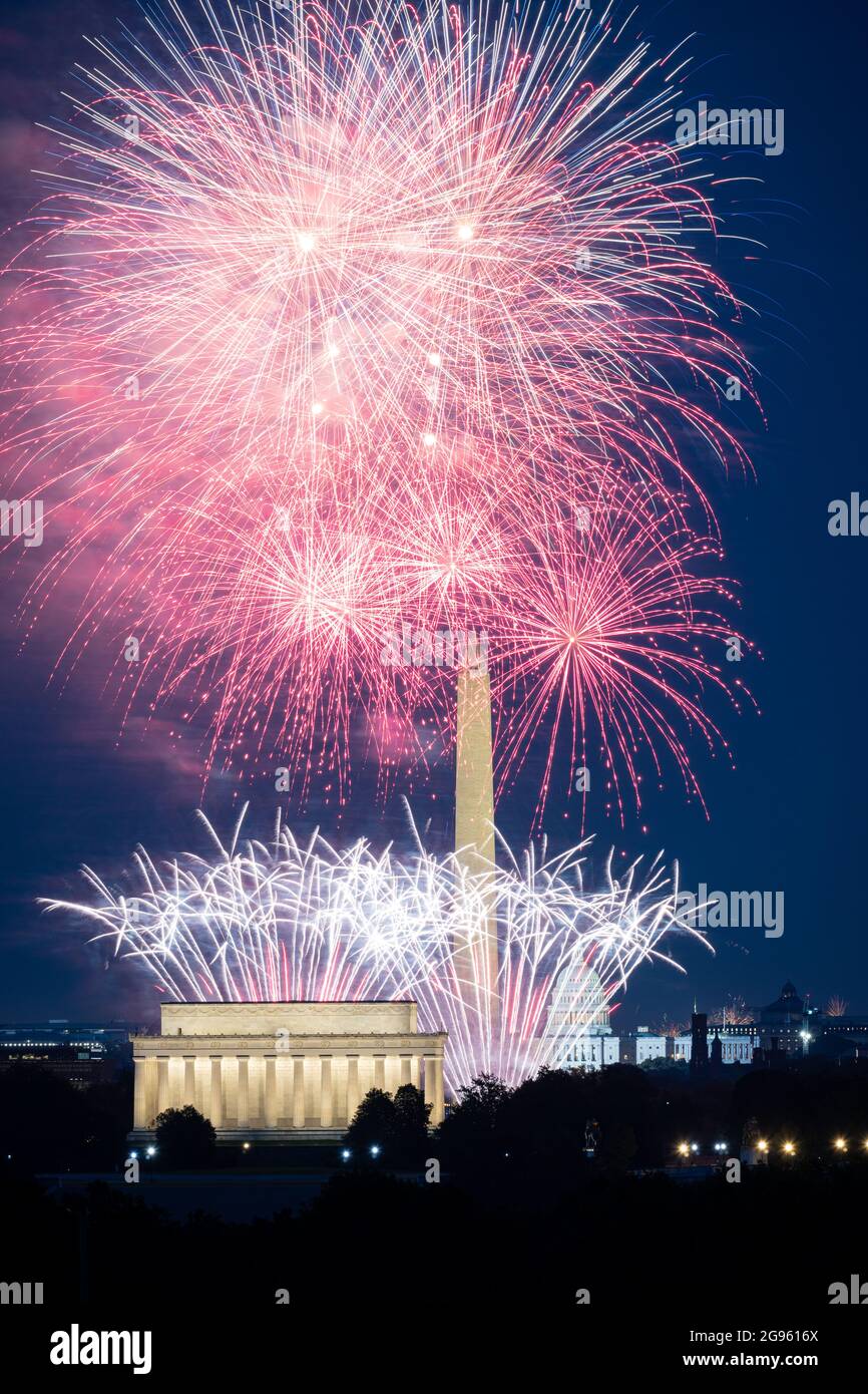 Washington DC 4th Of July Fireworks Stock Photo Alamy