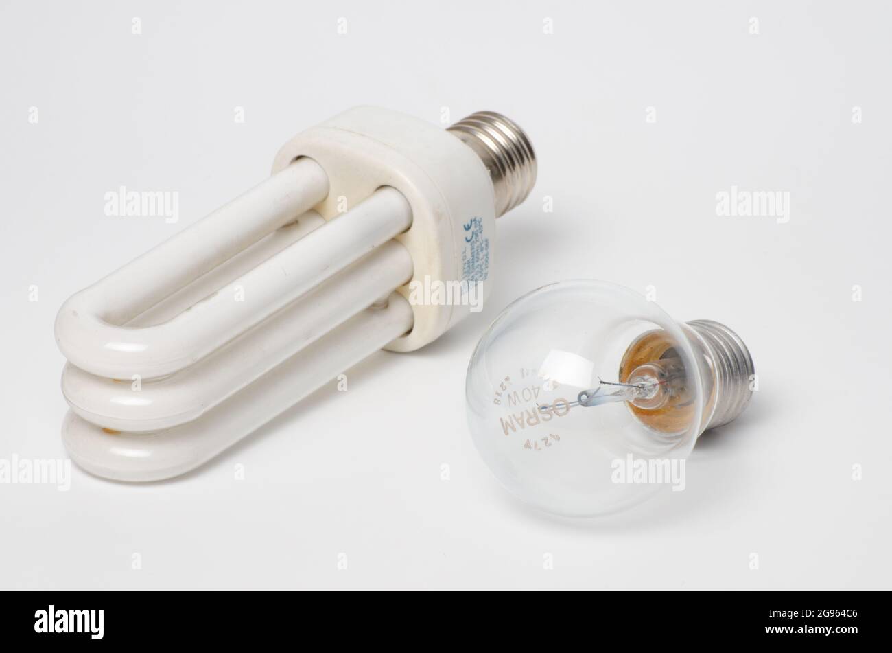 Dual lighting options showcased incandescent and fluorescent bulbs