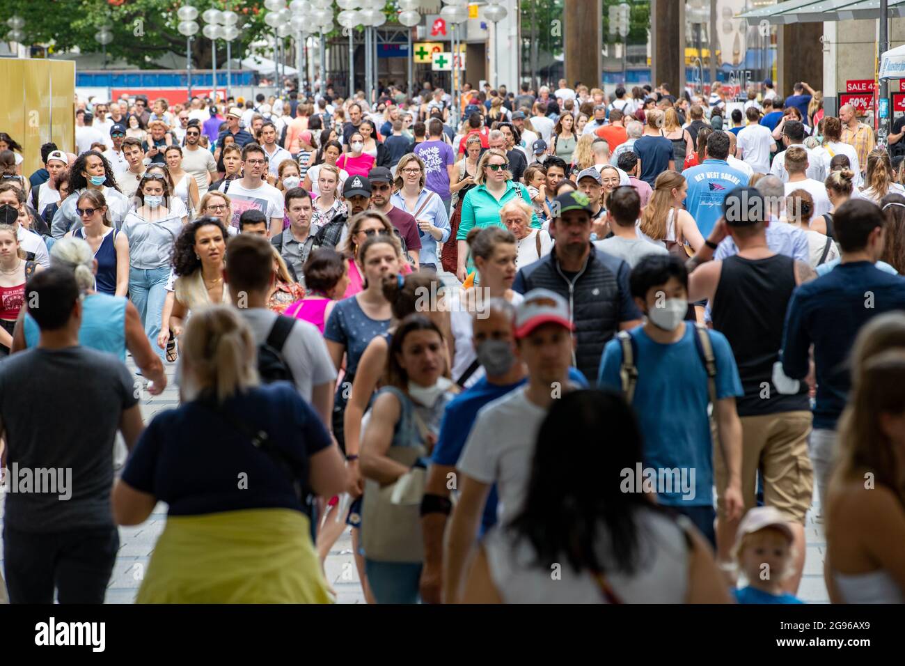 Am 24. Juli 2021 füllten Zehntausende die Münchner Fußgängerzone. Sie gingen shoppen oder tranken Bubble Tea. Vor zahlreichen Geschäften bildeten sich sehr lange Schlangen. * On July 24, 2021 ten thousands filled the pedestrian zone in Munich, Germany. They went shopping or drank bubble tea. In front of many shops there were huge queues. (Photo by Alexander Pohl/Sipa USA) Credit: Sipa USA/Alamy Live News Stock Photo