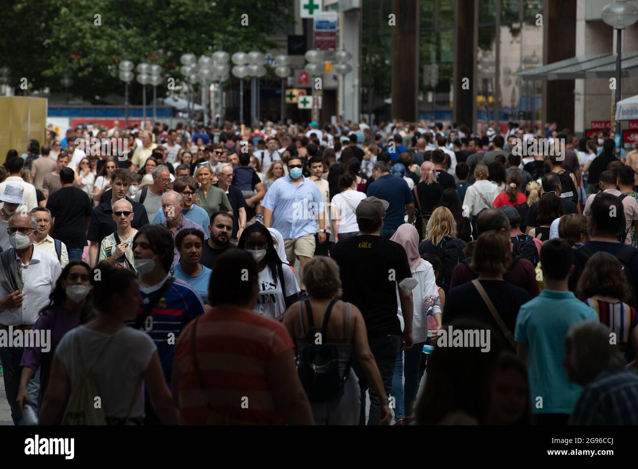 Am 24. Juli 2021 füllten Zehntausende die Münchner Fußgängerzone. Sie gingen shoppen oder tranken Bubble Tea. Vor zahlreichen Geschäften bildeten sich sehr lange Schlangen. * On July 24, 2021 ten thousands filled the pedestrian zone in Munich, Germany. They went shopping or drank bubble tea. In front of many shops there were huge queues. (Photo by Alexander Pohl/Sipa USA) Credit: Sipa USA/Alamy Live News Stock Photo