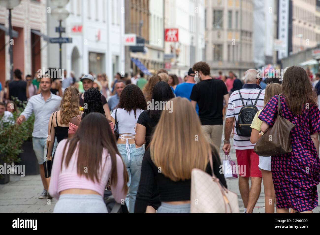 Am 24. Juli 2021 füllten Zehntausende die Münchner Fußgängerzone. Sie gingen shoppen oder tranken Bubble Tea. Vor zahlreichen Geschäften bildeten sich sehr lange Schlangen. * On July 24, 2021 ten thousands filled the pedestrian zone in Munich, Germany. They went shopping or drank bubble tea. In front of many shops there were huge queues. (Photo by Alexander Pohl/Sipa USA) Credit: Sipa USA/Alamy Live News Stock Photo