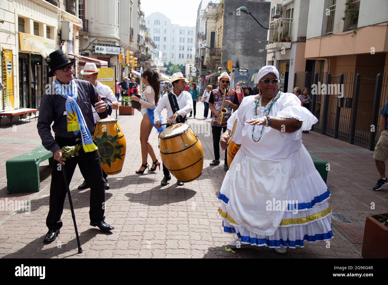 Presentation of the main characters of the Uruguayan Carnival in Ciudad Vieja: La Dama Joven (dancer), Gramillero, La Mama Vieja. Accompanied by drums Stock Photo