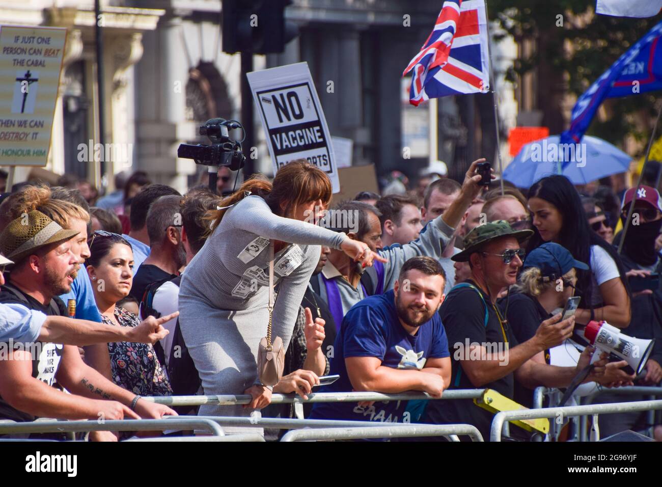 London, United Kingdom. 24th July 2021. Protesters outside Downing Street. Thousands of protesters gathered in Westminster to protest against COVID-19 vaccinations, vaccine passports, and coronavirus restrictions, with many demonstrators calling the pandemic a 'hoax'. (Credit: Vuk Valcic / Alamy Live News) Stock Photo