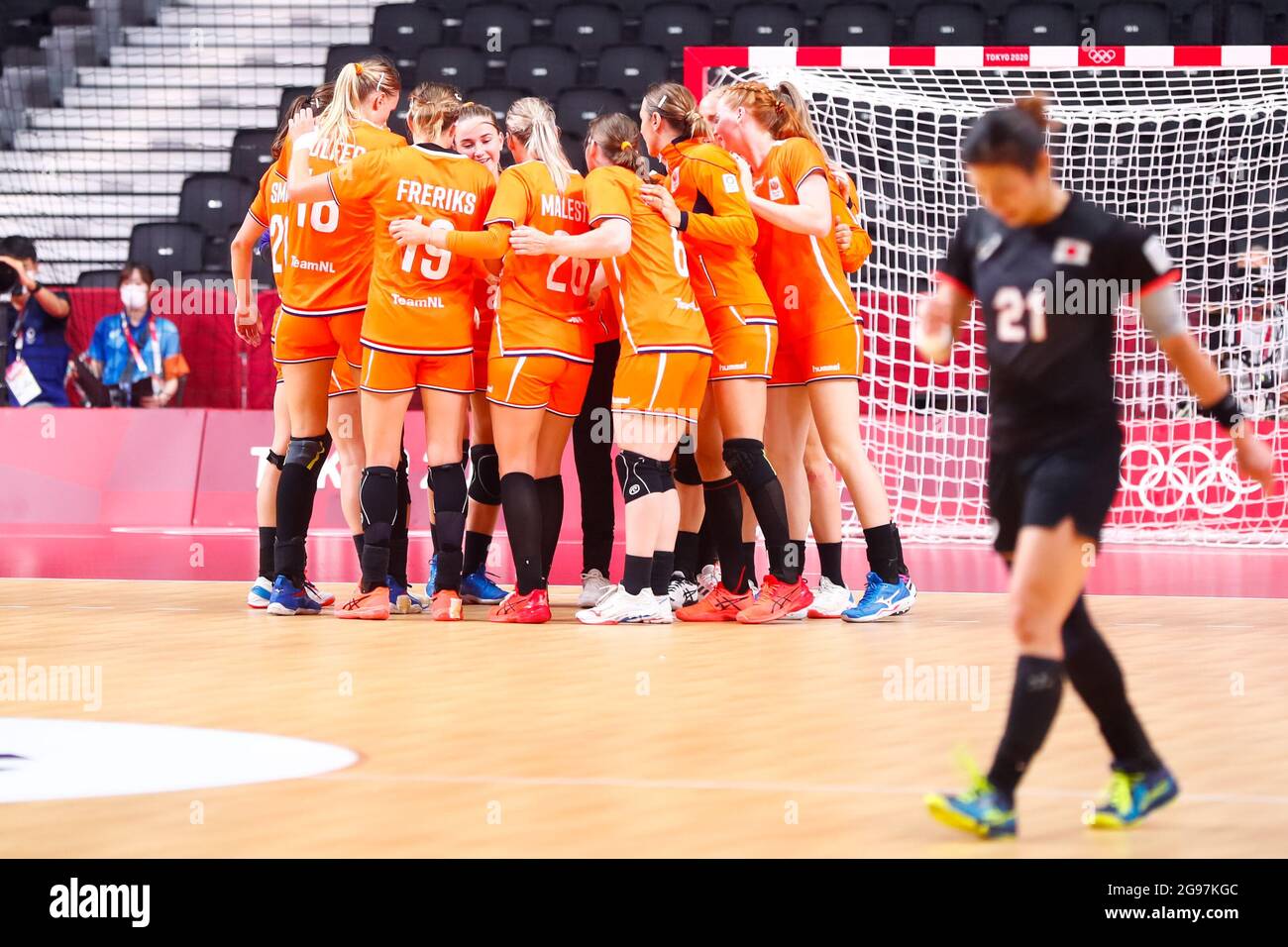 TOKYO, JAPAN - JULY 25: Kelly Dulfer of the Netherlands, Merel Freriks of the Netherlands, Angela Malestein of the Netherlands, Laura van der Heijden of the Netherlands, Lois Abbingh of the Netherlands and Dione Househeer of the Netherlands celebrate their teams win against Japan during the Tokyo 2020 Olympic Womens Handball Tournament match between Netherlands and Japan at Yoyogi National Stadium on July 25, 2021 in Tokyo, Japan (Photo by Orange Pictures) NOCNSF House of Sports Stock Photo