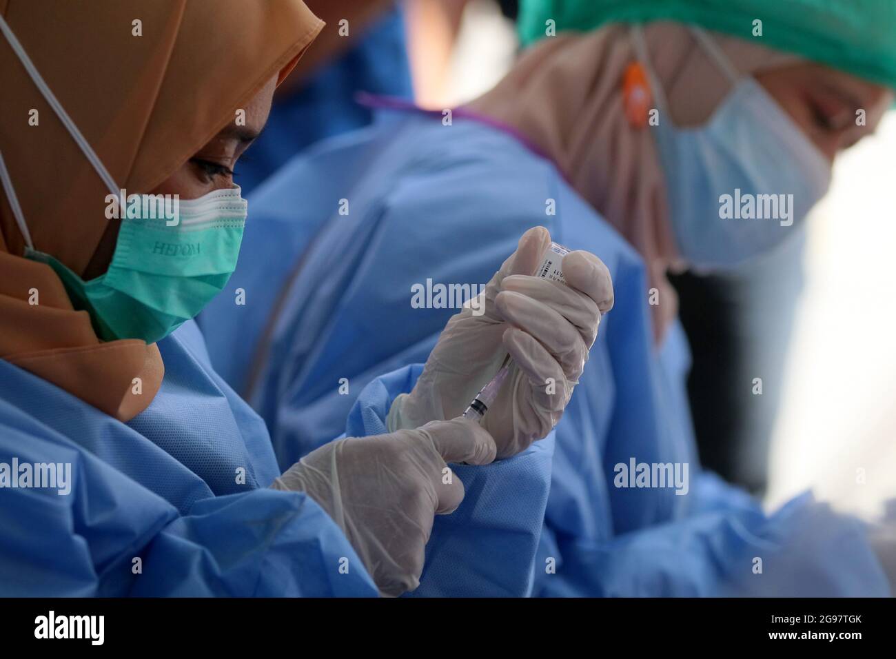 Sidoarjo, Indonesia. 24th July, 2021. A health worker prepares a dose of the Sinovac Covid-19 vaccine for Laborer in Sidoarjo, East Java, Indonesia, on July 24, 2021. (Photo by Boy Slamet/INA Photo Agency/Sipa USA) Credit: Sipa USA/Alamy Live News Stock Photo