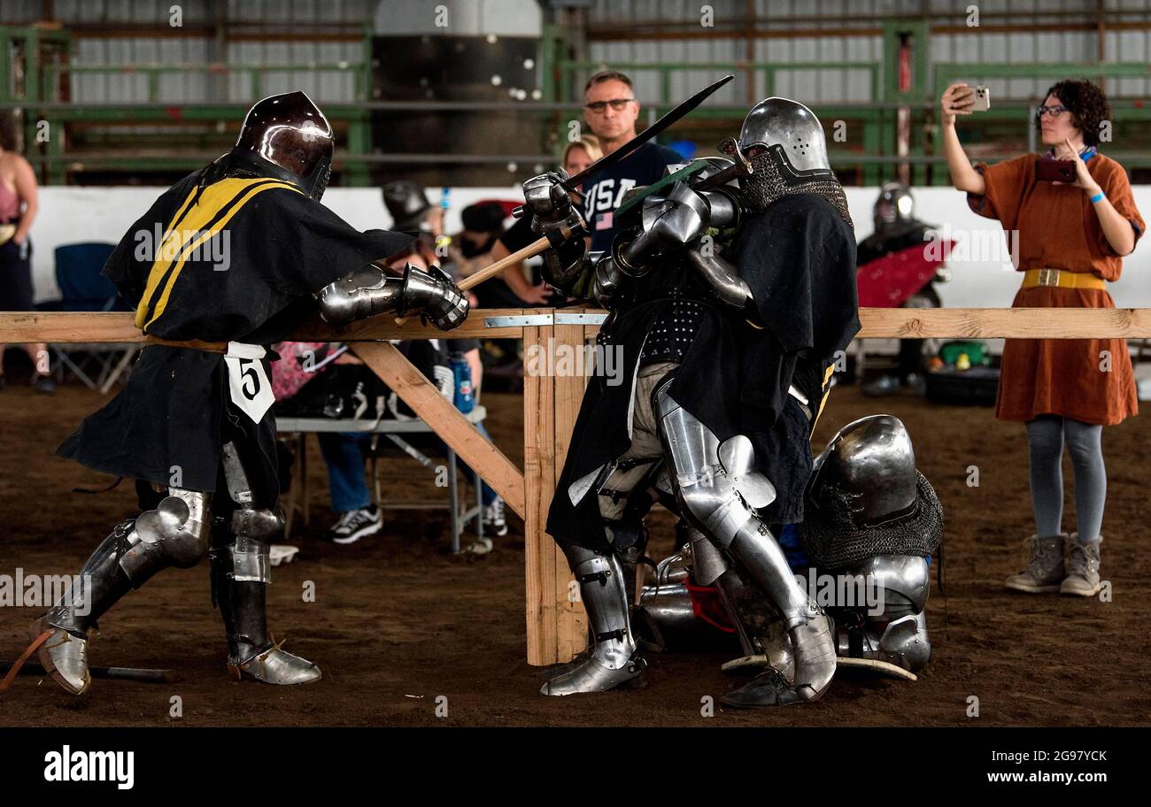 McMinnville, Oregon, USA. 24th July, 2021. ''The Tournament for the King'' is contested at the Yamhill County Fairgrounds. Wildly popular in Europe, full-contact, full-force medieval combat with edgeless weaponry and modern protective gear is now attracting more devotees, including women, in the United States.(Credit Image: © Brian Cahn/ZUMA Press Wire) Stock Photo