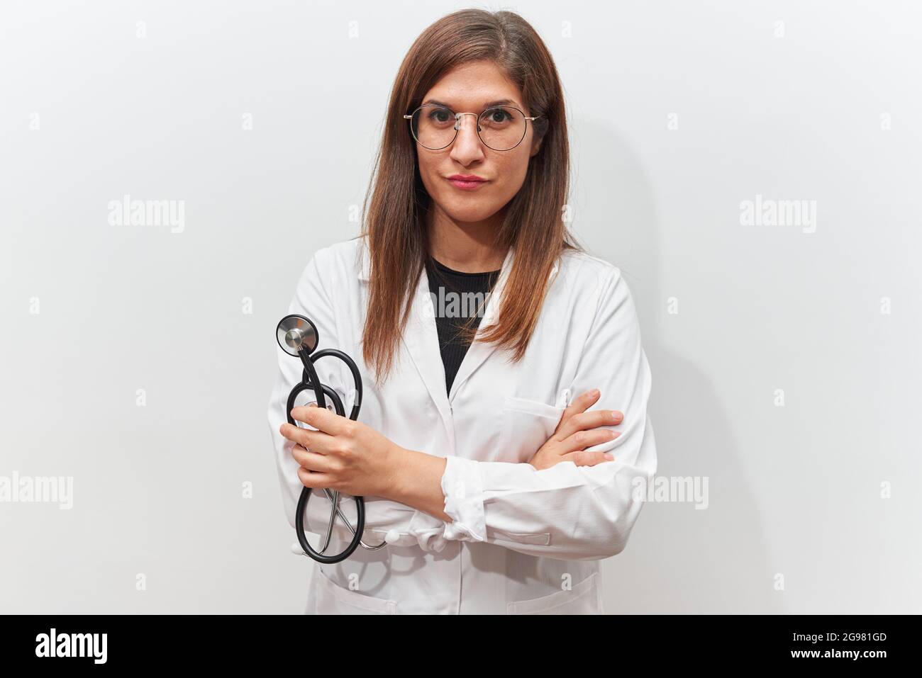 Doctor portrait arms crossed hi-res stock photography and images - Alamy
