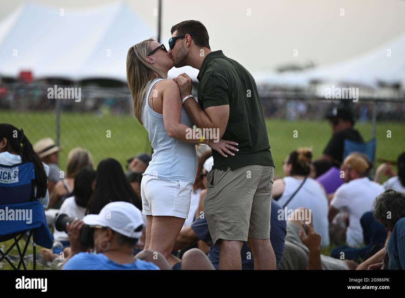 Airport kiss and fly hi-res stock photography and images - Alamy