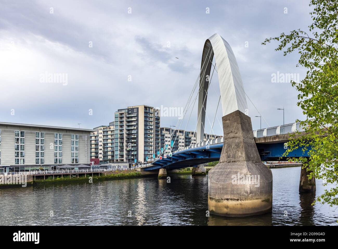 The Squinty Bridge, or real name The Clyde Arc, spanning the river Clyde in Glasgow Stock Photo