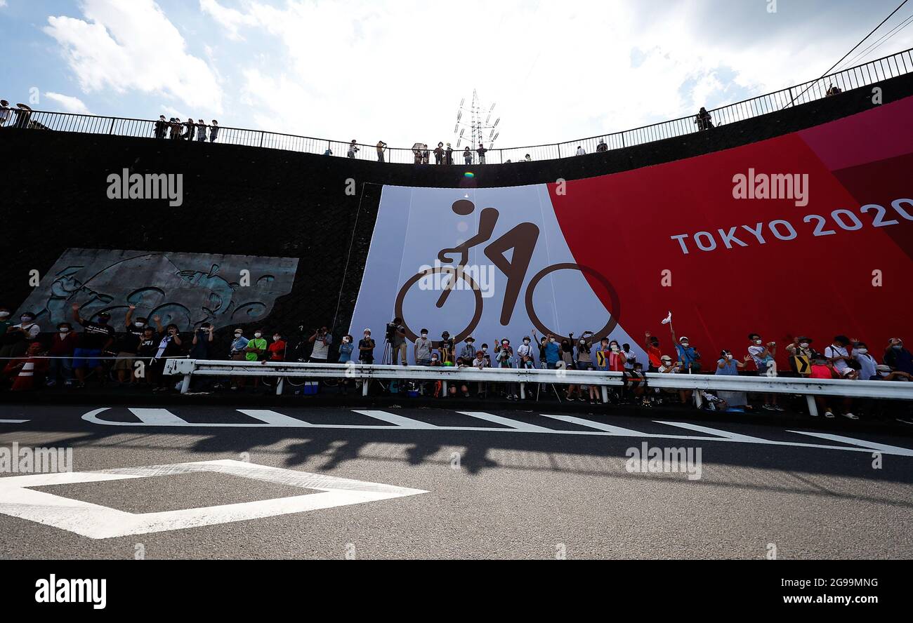 Tokyo, Japan. 25th July, 2021. Spectators watch the women's cycling road race at the Tokyo 2020 Olympic Games in Tokyo, Japan, July 25, 2021. Credit: Wang Lili/Xinhua/Alamy Live News Stock Photo