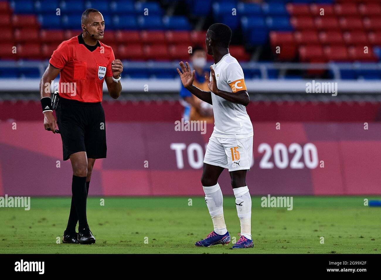 YOKOHAMA, JAPAN - JULY 25: Referee Ismail Elfath of USA and Max Gradel of Ivory Coast during the Tokyo 2020 Olympic Mens Football Tournament match between Brazil and Ivory Coast at Nissan Stadium on July 25, 2021 in Yokohama, Japan (Photo by Pablo Morano/Orange Pictures) Stock Photo