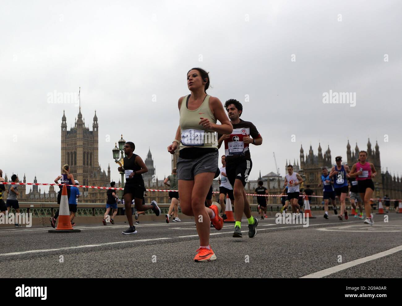 Belonend Rose kleur Woord London, England, UK. 25th July, 2021. Runners on Westminster Bridge during  the Asics London 10K. The run is thought to be the largest closed road  event since the start of the coronavirus