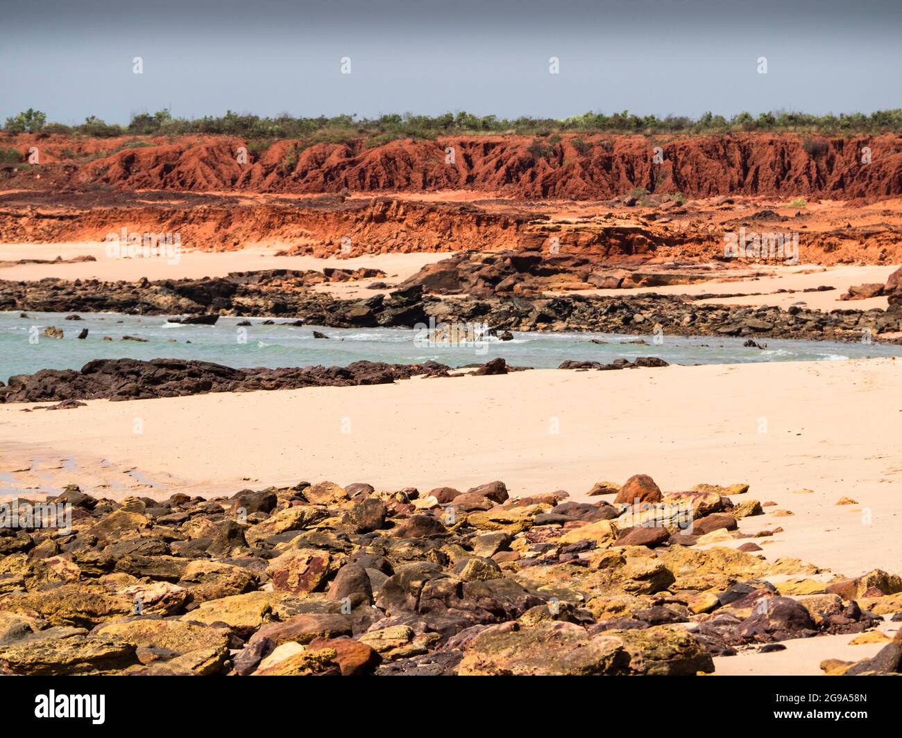 Red pindan cliffs and low tide at Walmadan (James Price Point), Dampier Peninsula, Kimberley, Western Australia Stock Photo