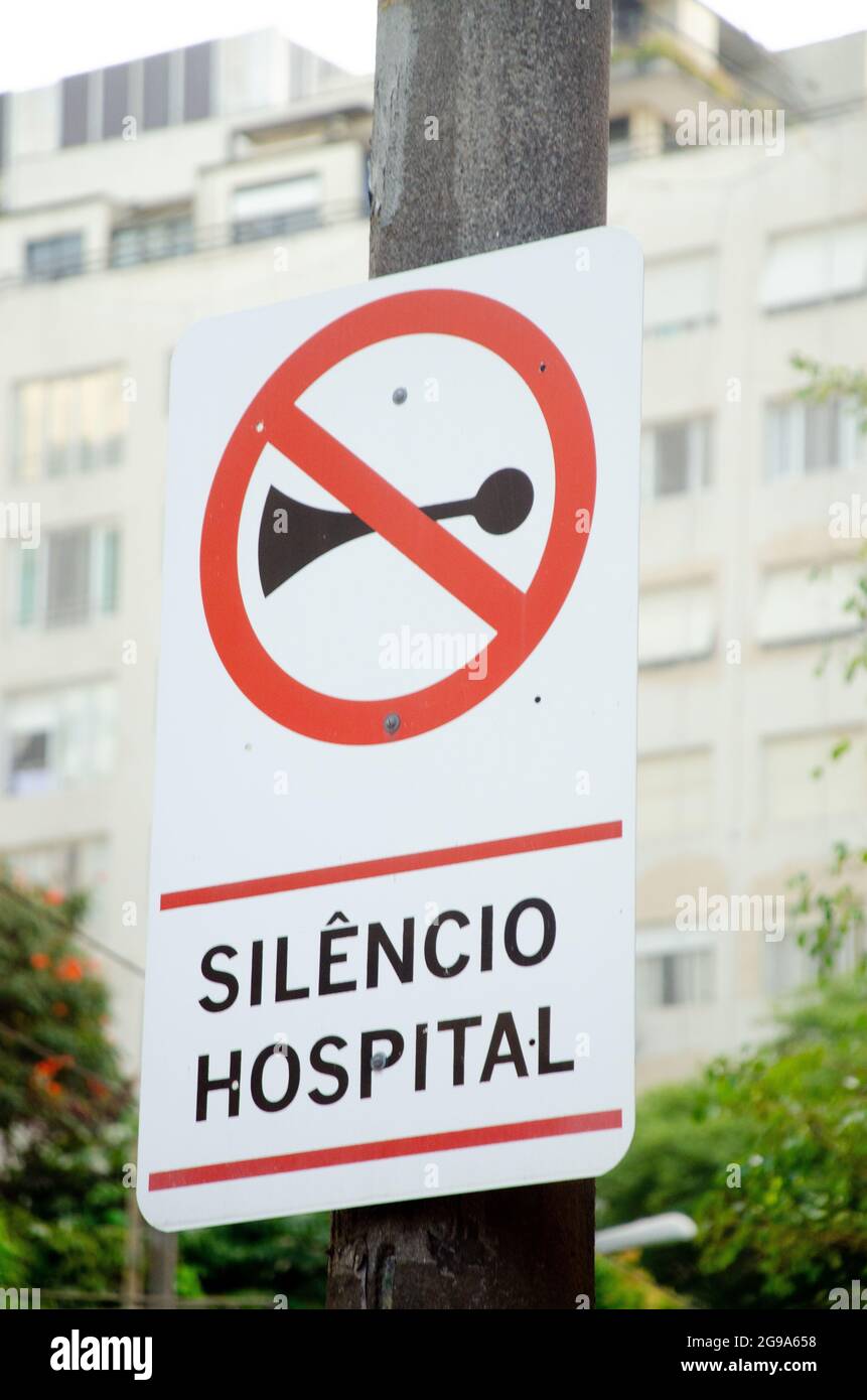 Traffic sign written in Portuguese: no honking, hospital silence Stock Photo