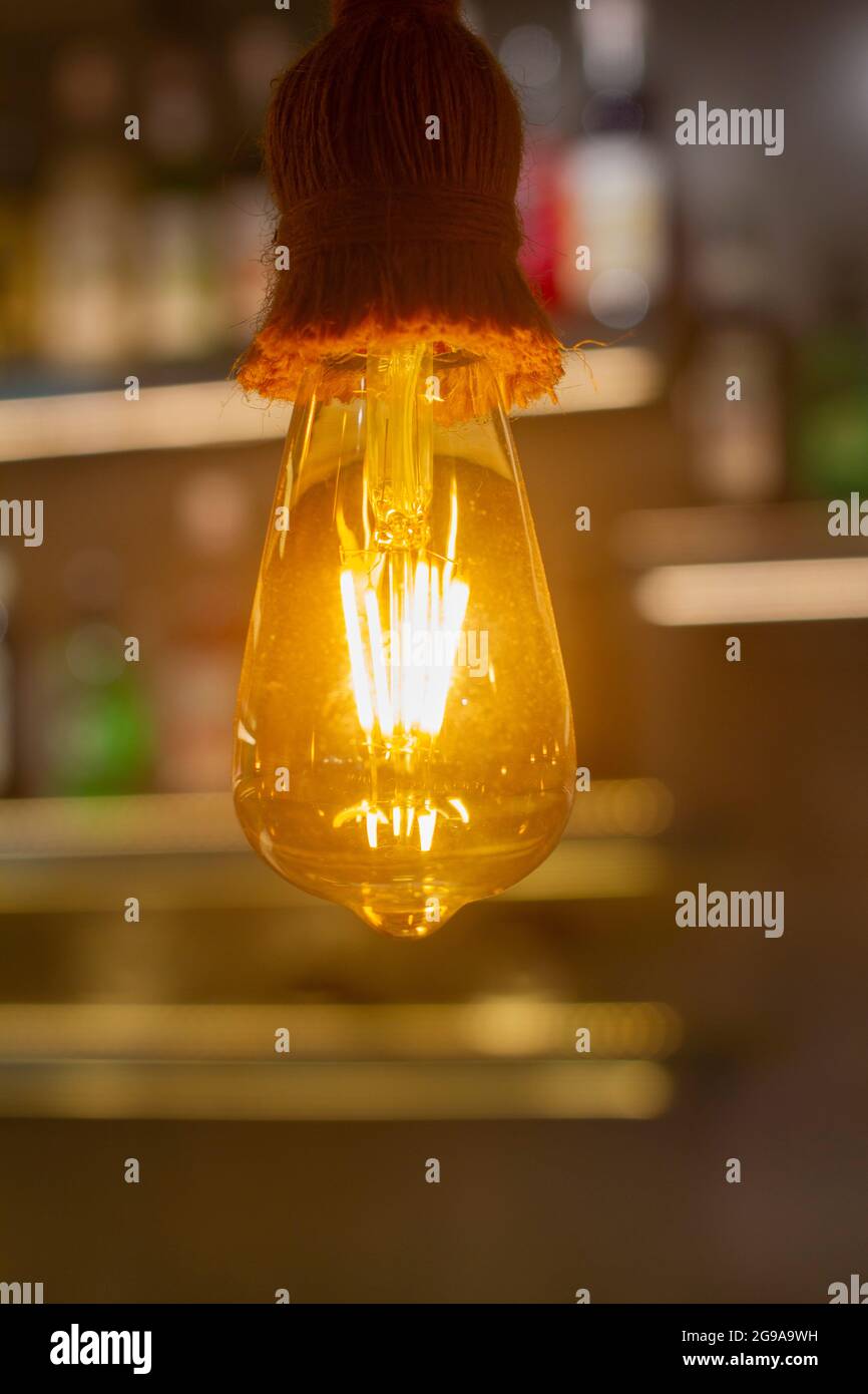 Lampe im Restaurant. Orange warmes Licht. Vintage Innenbeleuchtung Lampe  für Cafe Einrichtung, Details im Innenraum Stockfotografie - Alamy
