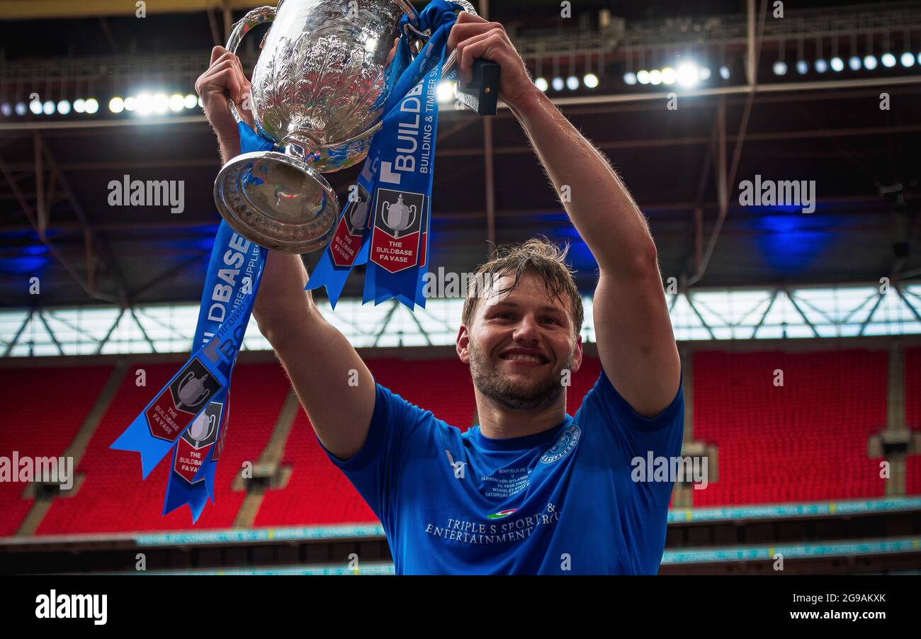 Buildbase Buildbase FA Vase 2020/21 Final, Binfield v Warrington Rylands, Wembley ...