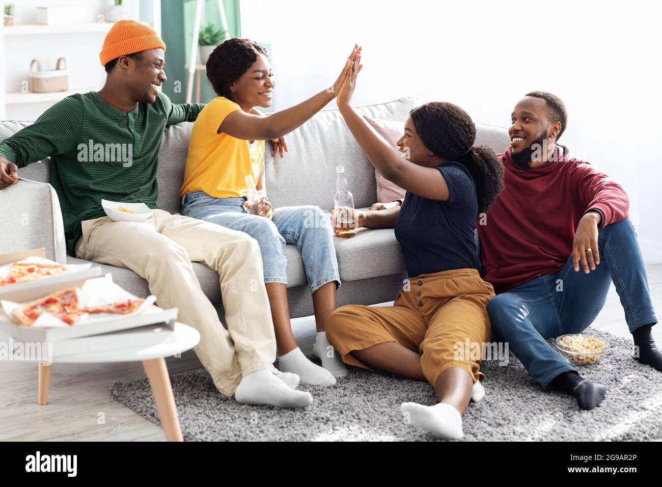 Black young couples hi-res stock photography and images - Alamy