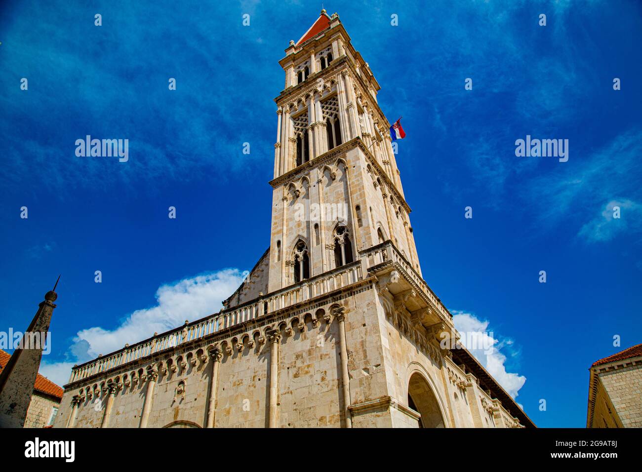 Trogir, pequeño pueblo muy pintoresco con calles medievales estrechas, murallas fortalezas e iglesias de arquitectura románico - góticas y calles. Stock Photo