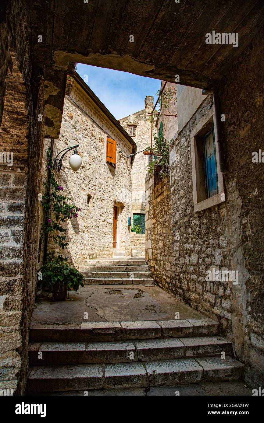 Sibenik ciudad medieval pintoresca de Croacia con calles estrechas y rincones muy pintorescos, con fachadas adornadas de forma característica. Stock Photo