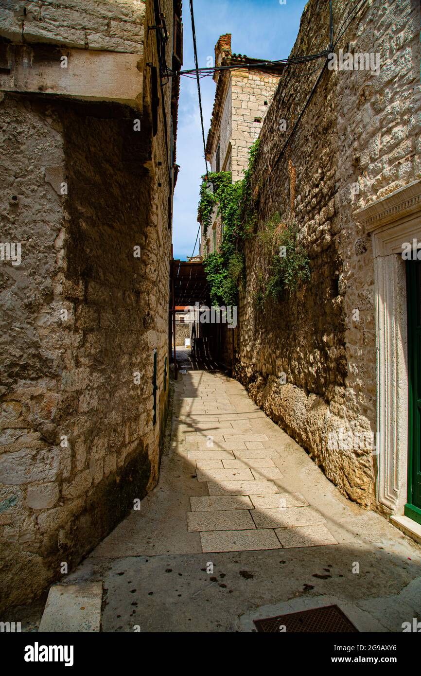 Sibenik ciudad medieval pintoresca de Croacia con calles estrechas y rincones muy pintorescos, con fachadas adornadas de forma característica. Stock Photo