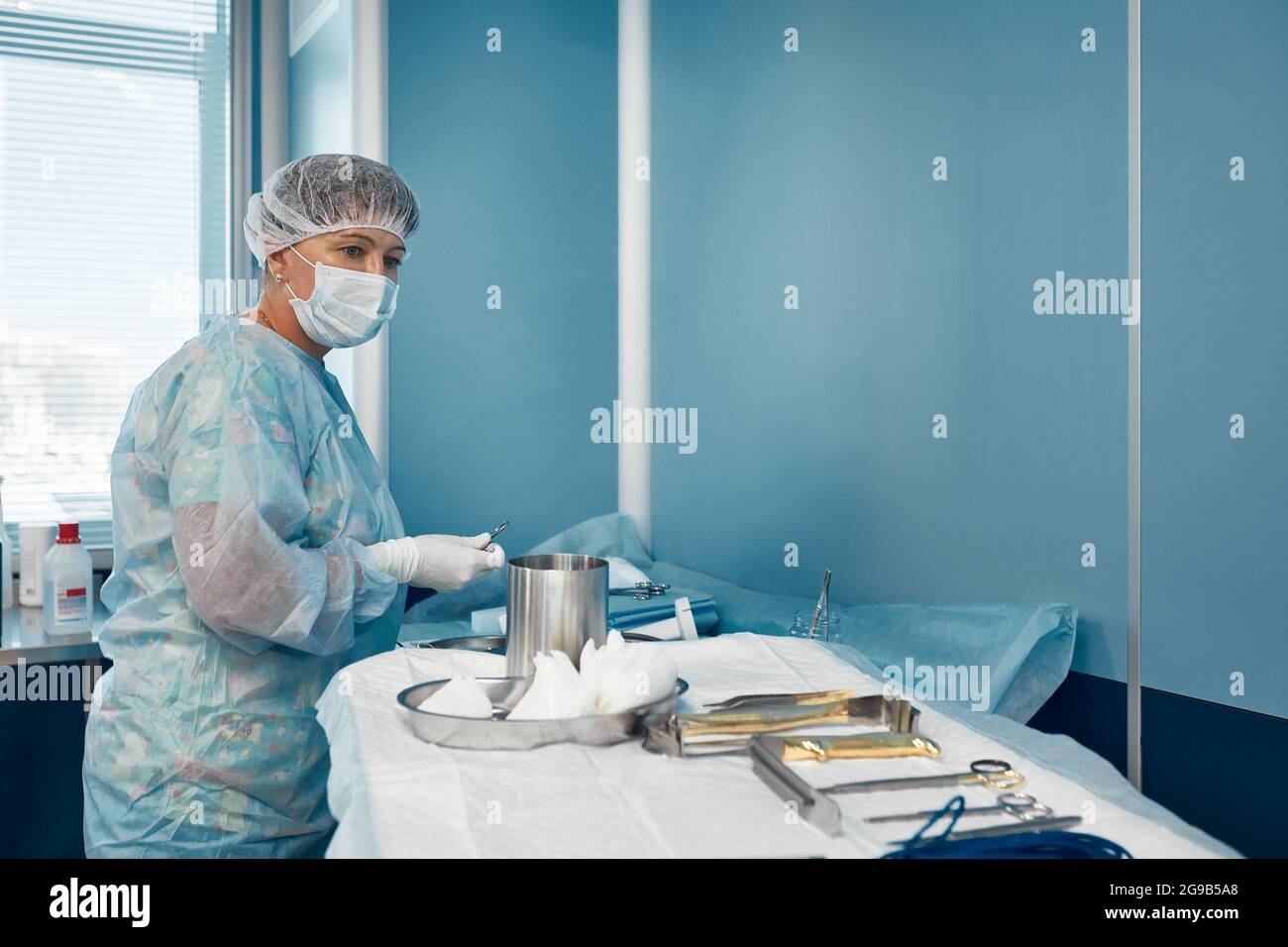 scrub nurse preparing medical instruments for operation Stock Photo - Alamy