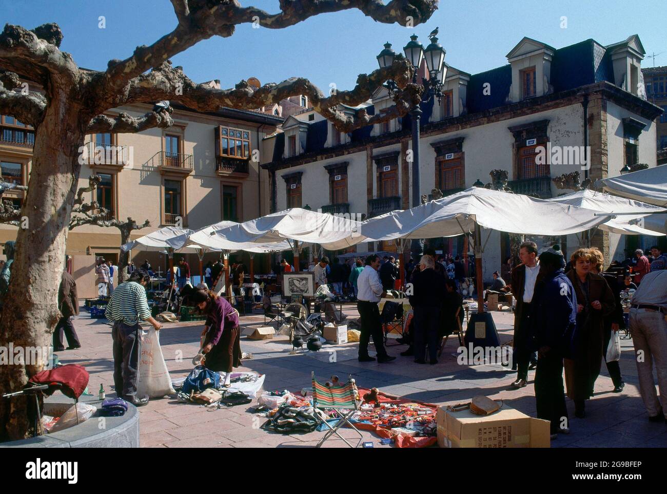 PLAZA DE LA FONTANA CON MERCADILLO - FOTO AÑOS 90. Location: EXTERIOR. Oviedo. ASTURIAS. SPAIN. Stock Photo